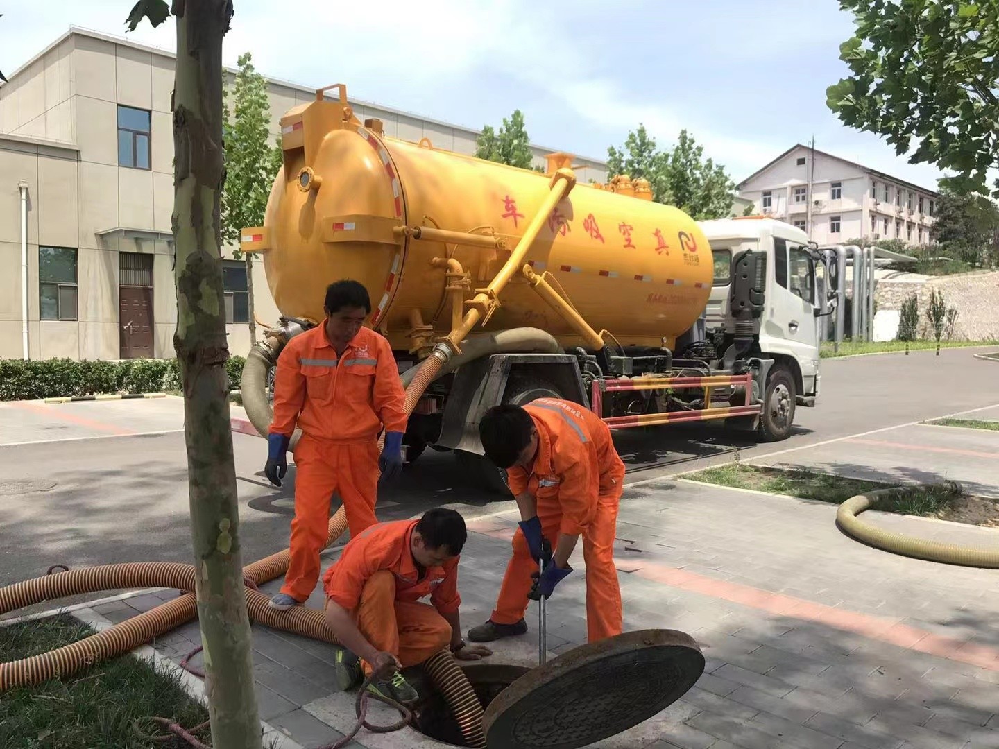 兴城管道疏通车停在窨井附近