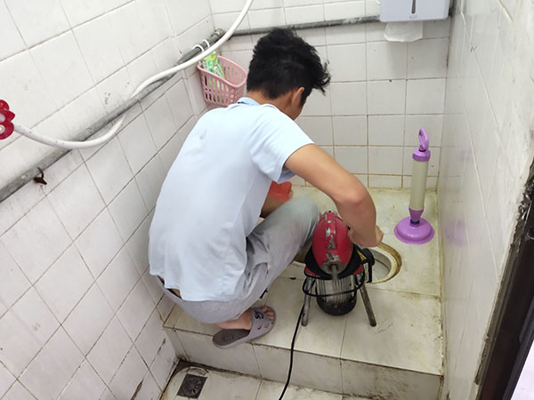 兴城管道堵塞冒臭气 专业师傅现场解决问题