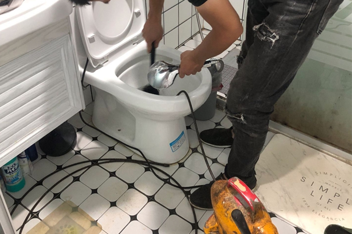 兴城马桶堵塞自己疏通还是找师傅?专业上门服务让你省时更省心